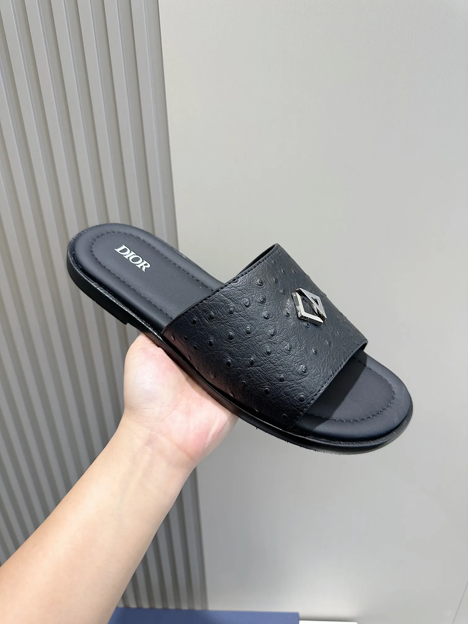 P320 [DIOR] Size 39-44 (38.45 custom-made) 2024ss Dior’s latest men’s slippers are a must-have. Dior Alias ​​Men's Genuine Leather Slippers This summer new Alias ​​sandal embodies a casual and elegant style. Carefully crafted from grained cow leather and Oblique printed fabric, with cowhide lining! Cross-strap design with metal-clad brass CD Diamond logo. The imported cowhide leather and rubber sole adds sophistication and comfort, while Oblique print-effect anti-slip panels add style.